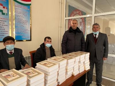 В Мургаб завезли 3,8 тыс. экземпляров книги «Таджики» Бободжона Гафурова