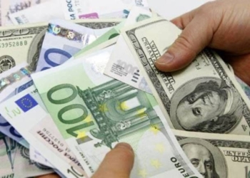 Курс на снижение: Сомони продолжает падать по отношению к евро и рублю, а дефицит доллара растет