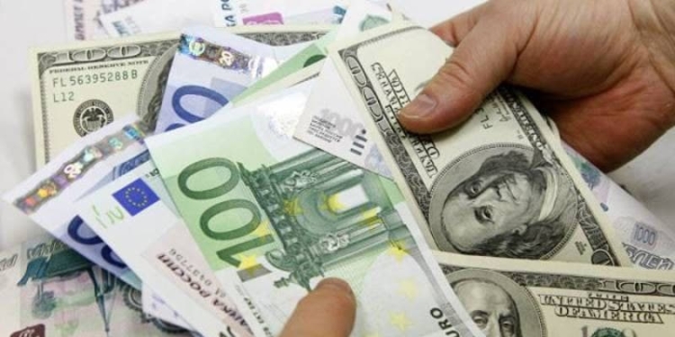 Курс на снижение: Сомони продолжает падать по отношению к евро и рублю, а дефицит доллара растет