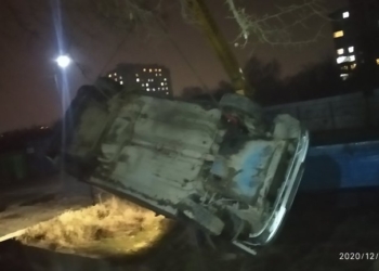 Спасатели КЧС вытащили автомашину из канала в Душанбе