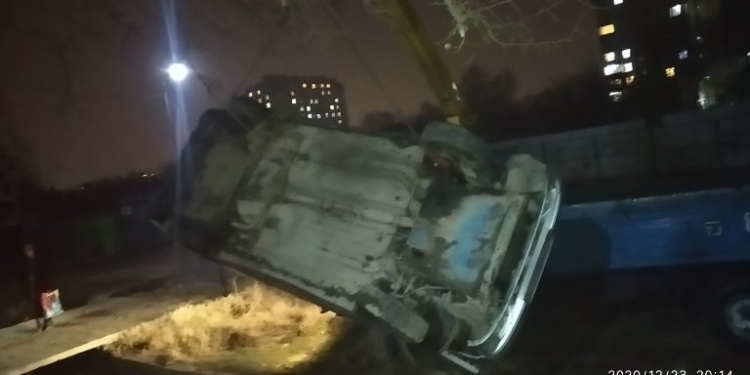 Спасатели КЧС вытащили автомашину из канала в Душанбе