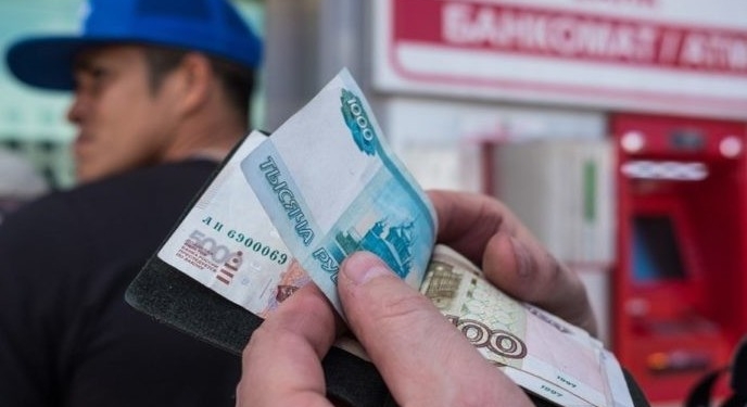 Таджикские мигранты перевели на родину больше финансовых вложений банков в экономику (видео)