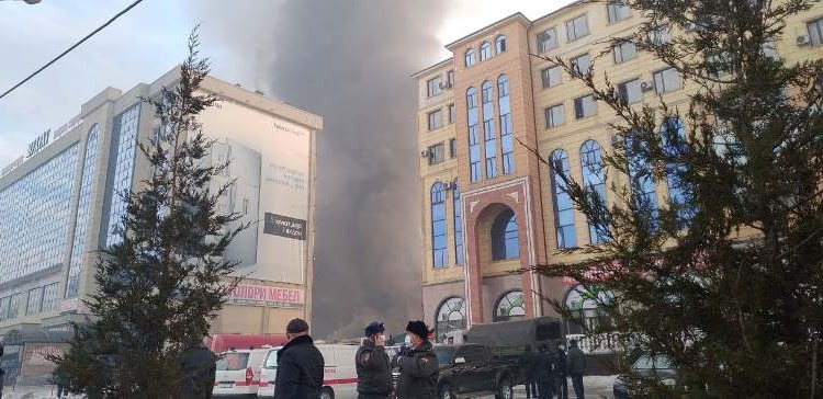 Первые фото с места пожара на рынке «Султони Кабир»