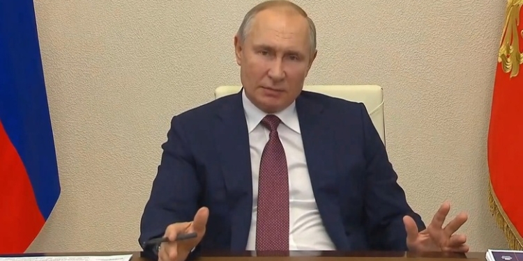 Путин поручил начать массовую вакцинацию россиян от коронавируса