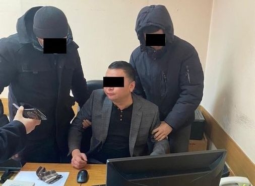 Главу пресс-службы президента Кыргызстана задержали за вымогательство взятки