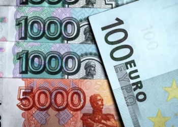 Падение курса рубля в России сказалось на снижении его курса в Таджикистане