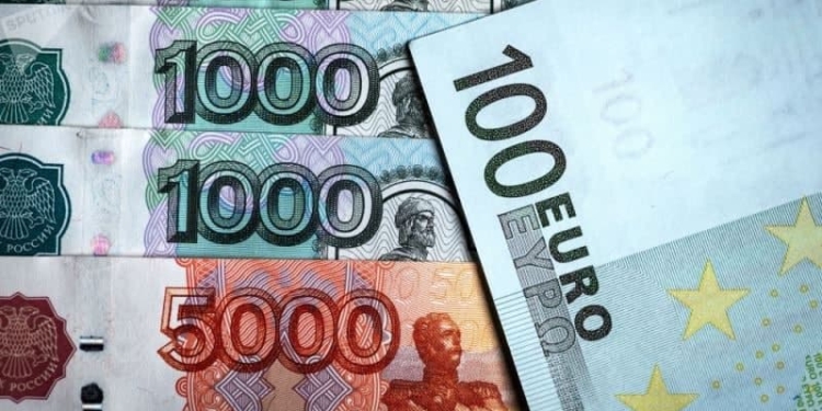 Падение курса рубля в России сказалось на снижении его курса в Таджикистане