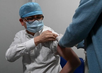 Китайский вирусолог получил вторую дозу вакцины ль COVID-19