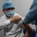 Китайский вирусолог получил вторую дозу вакцины ль COVID-19
