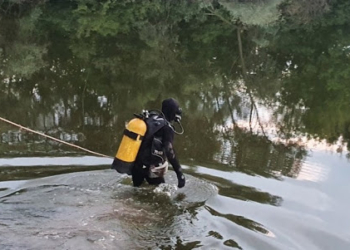 Спасатели извлекли из воды труп мужчины