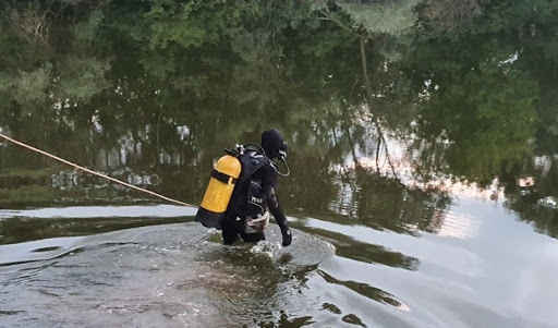 Спасатели извлекли из воды труп мужчины