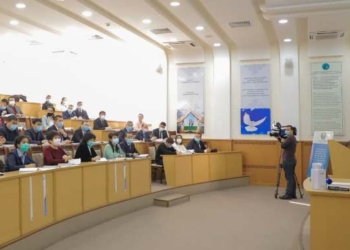 Узбекских чиновников, говорящих на другом языке за рубежом, раскритиковали