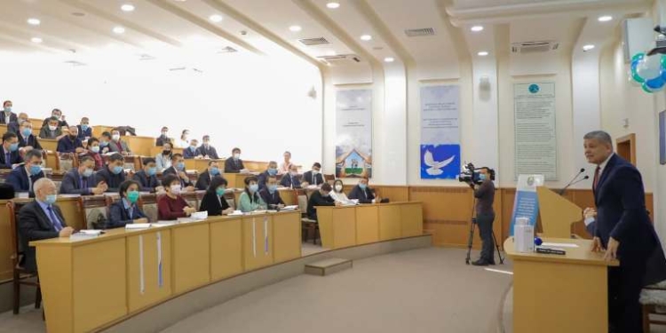 Узбекских чиновников, говорящих на другом языке за рубежом, раскритиковали