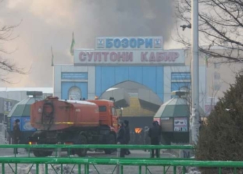 Первые фото с места пожара на рынке «Султони Кабир»
