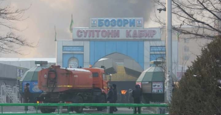 Первые фото с места пожара на рынке «Султони Кабир»