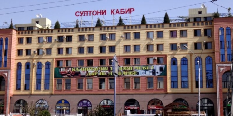 В Душанбе горит рынок «Султони Кабир»