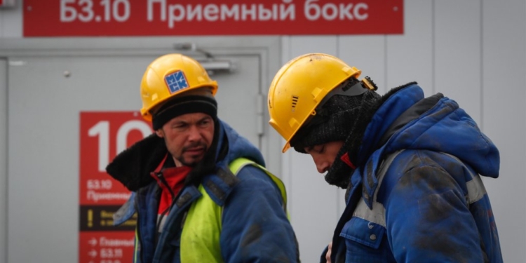 Путин поручил упростить порядок привлечения мигрантов на стройки