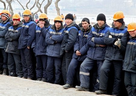 Около 14 тыс. мигрантов въехало в РФ с декабря по упрощенной системе для работы на стройке