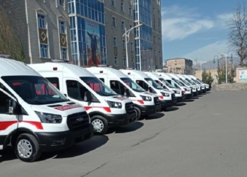 Медучреждениям города Душанбе передали 10 оснащенных машин скорой помощи