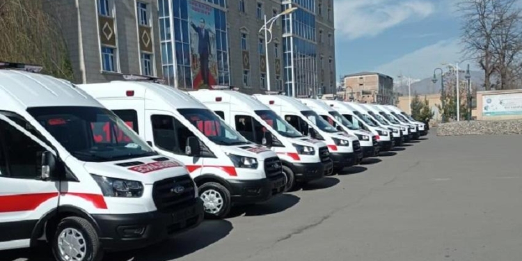 Медучреждениям города Душанбе передали 10 оснащенных машин скорой помощи
