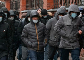 Узбекских мигрантов предупредили о фейковых приглашениях на въезд в Россию