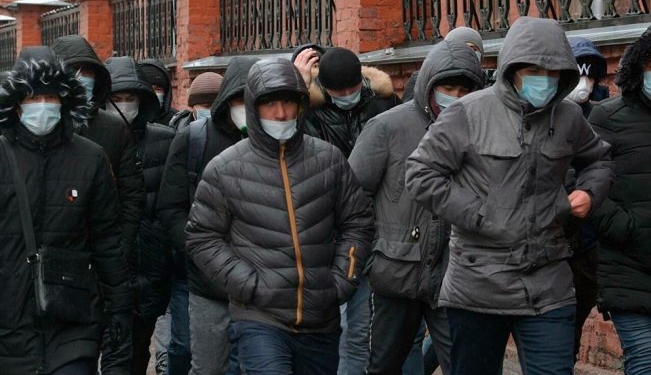 Узбекских мигрантов предупредили о фейковых приглашениях на въезд в Россию
