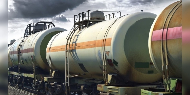 Кыргызстан ввел временный запрет на вывоз нефти и нефтепродуктов  