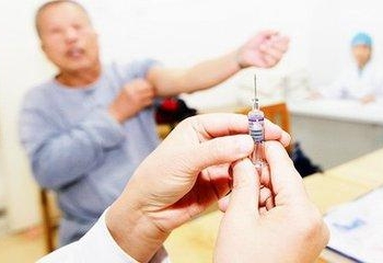 В Пекине началась вакцинация пожилых людей от коронавируса