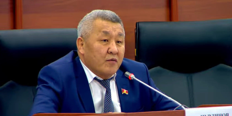 Кыргызский депутат потребовал, чтобы Узбекистан заплатил на нефть