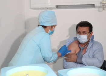 Вакцинация против коронавируса в Таджикистане началась с главы Минздрава и его замов