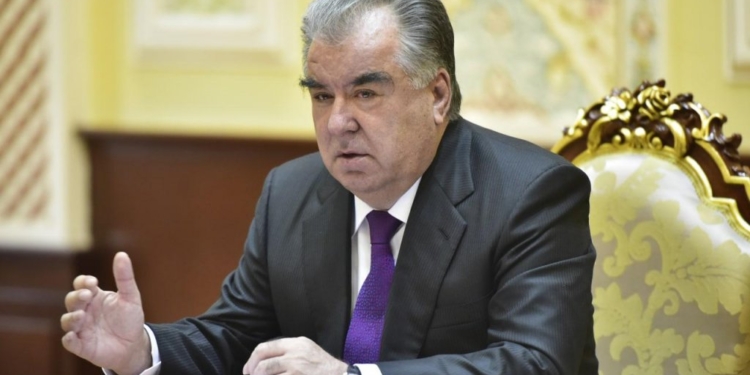 Эмомали Рахмон начал свою рабочую поездку в Хатлонскую область