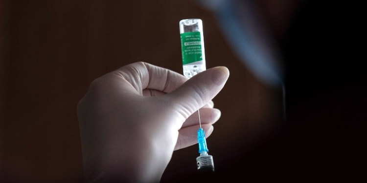 AstraZeneca сокращает поставки вакцины в Евросоюз