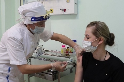 Сотрудники российских школ и детских садов Минобороны РФ в Таджикистане вакцинируются от коронавируса
