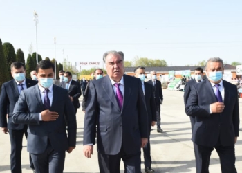 Президент открыл в Бохтаре два предприятия и посетил суперинтенсивный сад в Кушониёне