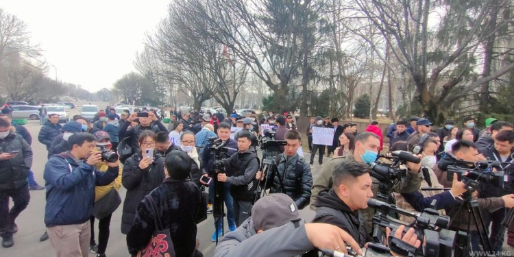 Участники митинга в Бишкеке грозятся подать в суд на Садыра Жапарова