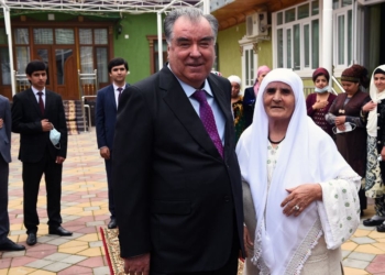 Эмомали Рахмон навестил свою сводную сестру