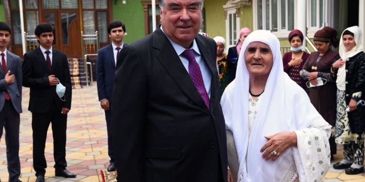 Эмомали Рахмон навестил свою сводную сестру