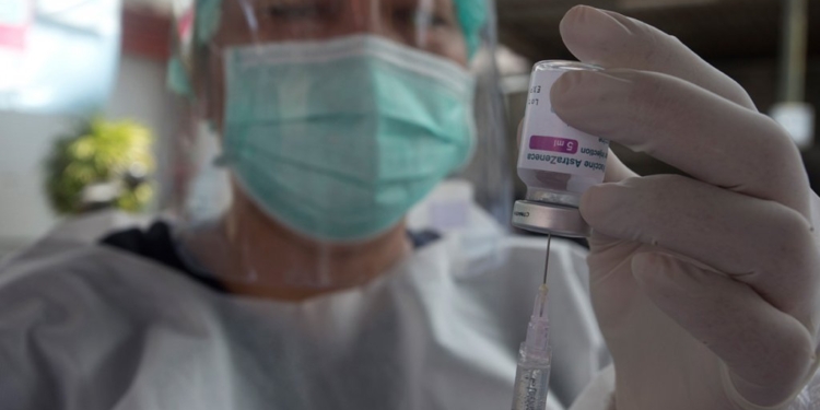 Оксфордский университет сообщил о безопасности вакцины AstraZeneca