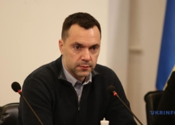 РФ ожидают новые санкции в случае отказа принимать мирный план по Донбассу – Арестович