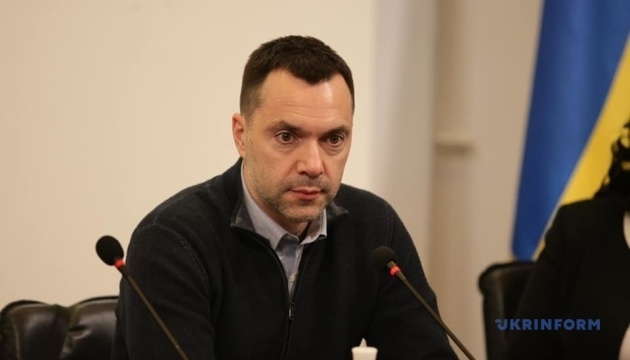 РФ ожидают новые санкции в случае отказа принимать мирный план по Донбассу – Арестович