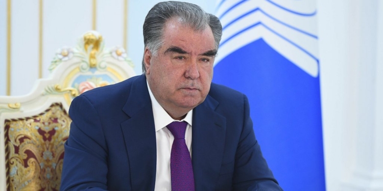 Президент освободил трех судей от занимаемой должности