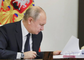 Путин поручил составить список недружественных стран