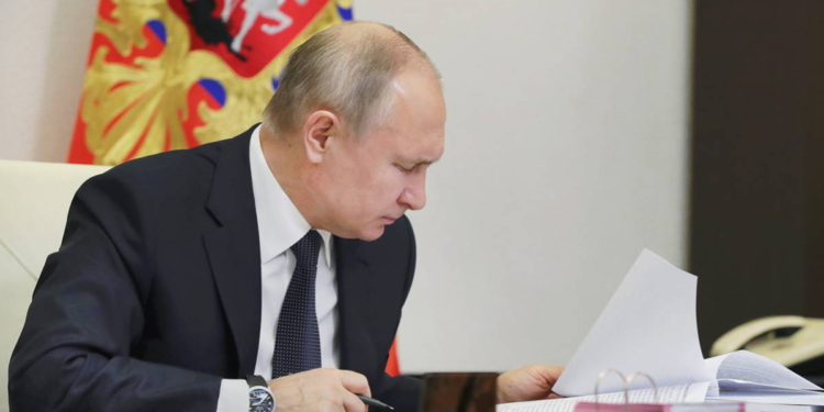 Путин поручил составить список недружественных стран