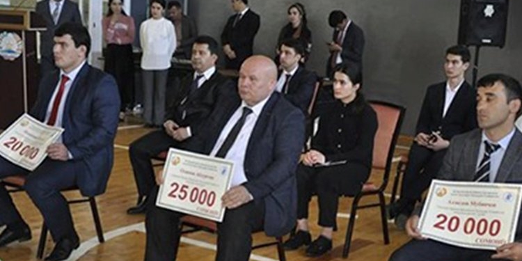 Премии президента Таджикистана за 2020 год получили 4 спортсмена. Все — борцы