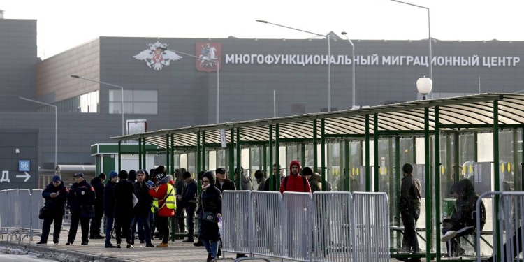 Число нелегально работающих в России мигрантов снизилось почти вдвое в 2020 году