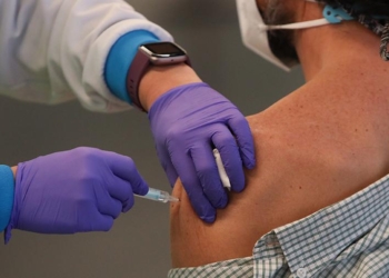 В Британии выявили десятки случаев тромбоза после вакцинации AstraZeneca