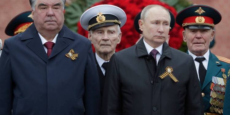 Э.Рахмон провел в Москве переговоры с В.Путиным и принял участие в празднике Победы