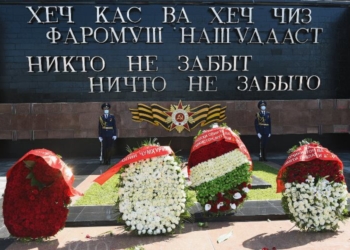Эмомали Рахмон почтил память погибших в Великой Отечественной войне