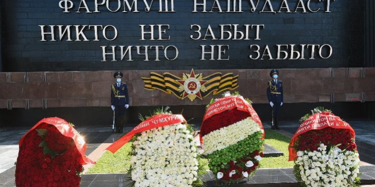 Эмомали Рахмон почтил память погибших в Великой Отечественной войне