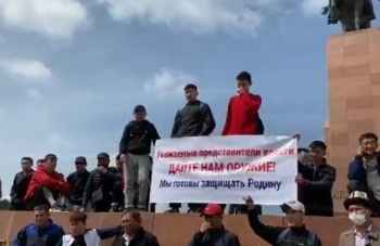 Требовавшие на площади в Бишкеке отправить их в Баткен с оружием сбежали с военкомата (видео)